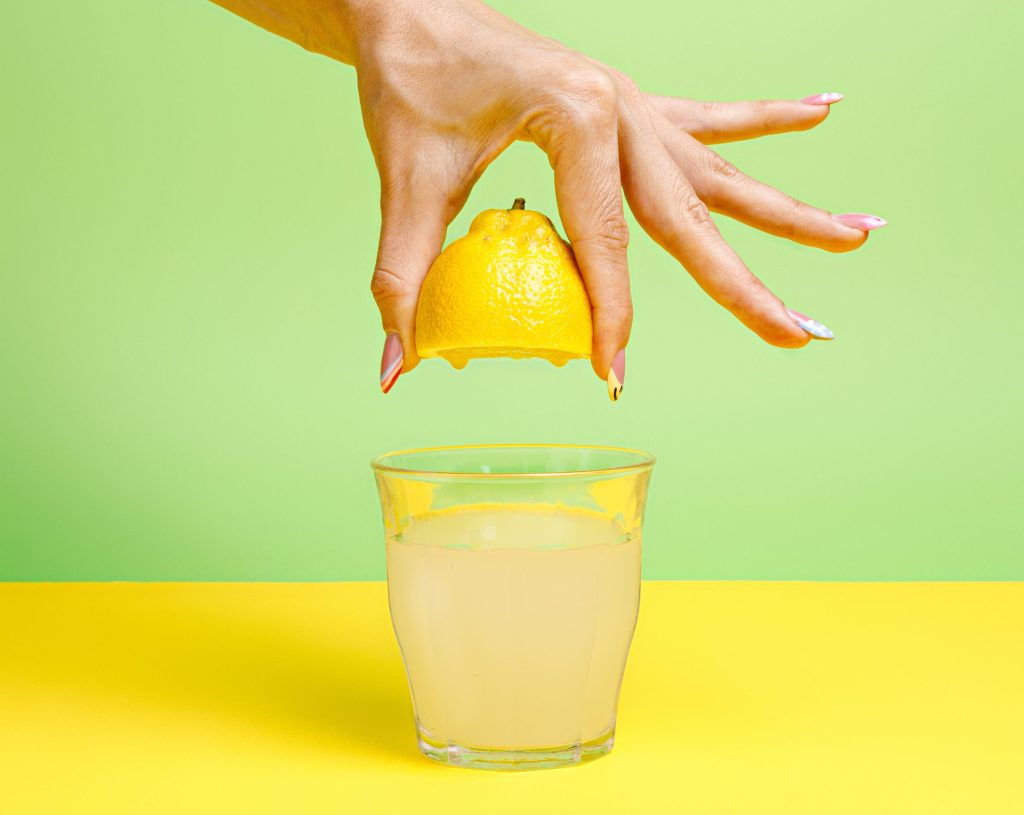 squeezing-lemon